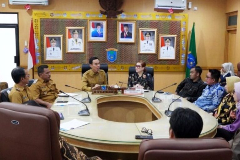 Bupati Kabupaten Ogan Komering Ilir, H. Muchendi, saat menerima kunjungan Anggota Komisi II DPRD Sumsel di Kantor Bupati Kabupaten OKI, pada hari Senin, tanggal 10 Maret 2025. (BEKISARMEDIA/SIKUMBANG)