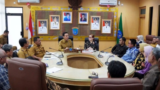 Bupati Kabupaten Ogan Komering Ilir, H. Muchendi, saat menerima kunjungan Anggota Komisi II DPRD Sumsel di Kantor Bupati Kabupaten OKI, pada hari Senin, tanggal 10 Maret 2025. (BEKISARMEDIA/SIKUMBANG)