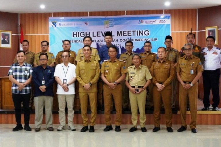 Bupati Kabupaten OKI, H. Muchendi, pada Rapat High Level Meeting (HLM) Tim Pengendalian Inflasi Daerah (TPID) Kabupaten OKI Triwulan I Tahun 2025, pada hari Senin, tanggal 10 Maret 2025. (BEKISARMEDIA/SIKUMBANG)