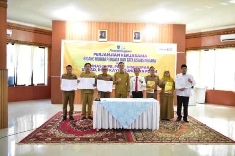 Bupati Kabupaten OKI, H. Muchendi, pada saat penandatanganan nota kesepakatan kerja sama bidang Perdata dan Tata Usaha Negara (Datun) di Kantor Bupati Kabupaten OKI, hari Senin, tanggal 10 Maret 2025. (BEKISARMEDIA/SIKUMBANG)