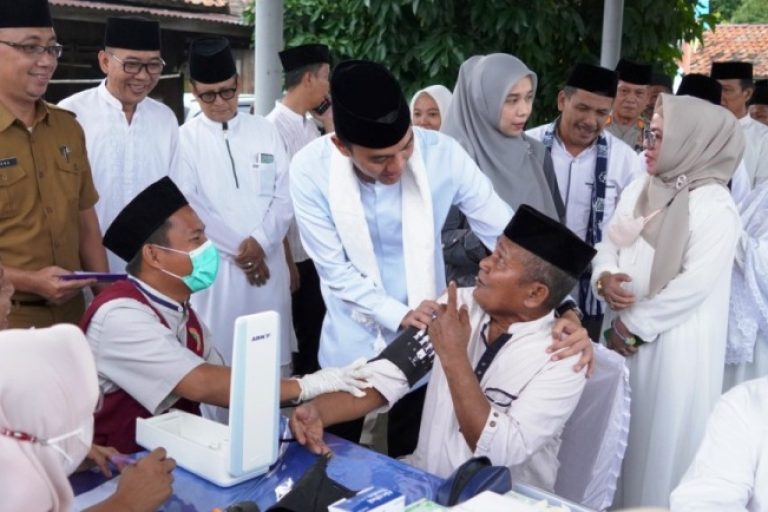 Bupati Ogan Komering Ilir, H. Muchendi, berdialog dengan warga Desa Terate, Kecamatan SP. Padang, yang melakukan pemeriksaan dalam program Cek Kesehatan Gratis, pada hari Senin, tanggal 10 Maret 2025. (BEKISARMEDIA/SIKUMBANG)