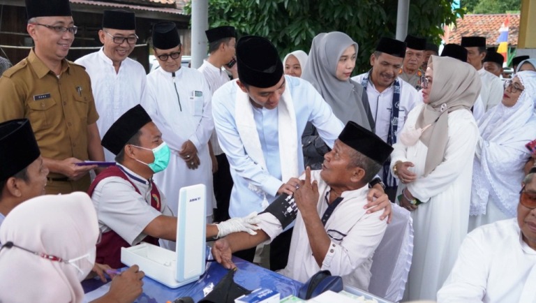 Bupati Ogan Komering Ilir, H. Muchendi, berdialog dengan warga Desa Terate, Kecamatan SP. Padang, yang melakukan pemeriksaan dalam program Cek Kesehatan Gratis, pada hari Senin, tanggal 10 Maret 2025. (BEKISARMEDIA/SIKUMBANG)