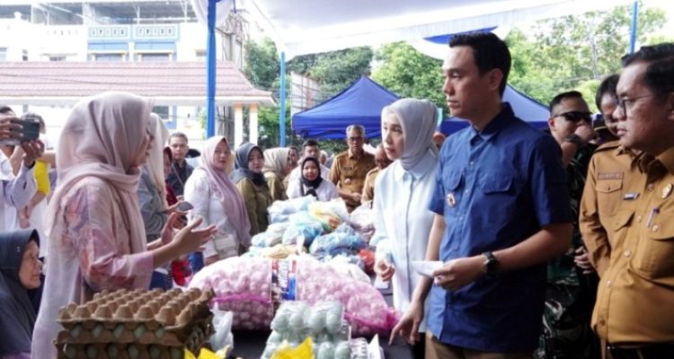 Bupati Kabupaten Ogan Komering Ilir, H. Muchendi, saat menghadiri acara Operasi Pasar Murah yang digelar oleh Pemerintah Kabupaten Ogan Komoering Ilir, dalam rangka menjaga stabilitas harga bahan pokok, pada hari Selasa, tanggal 11 Maret 2025. (BEKISARMEDIA/SIKUMBANG)