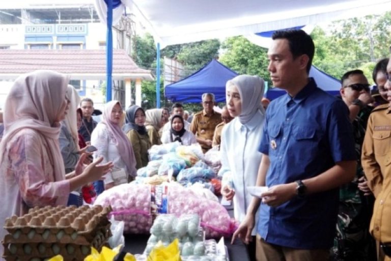 Bupati Kabupaten Ogan Komering Ilir, H. Muchendi, saat menghadiri acara Operasi Pasar Murah yang digelar oleh Pemerintah Kabupaten Ogan Komoering Ilir, dalam rangka menjaga stabilitas harga bahan pokok, pada hari Selasa, tanggal 11 Maret 2025. (BEKISARMEDIA/SIKUMBANG)