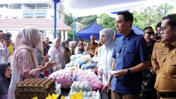 Bupati Kabupaten Ogan Komering Ilir, H. Muchendi, saat menghadiri acara Operasi Pasar Murah yang digelar oleh Pemerintah Kabupaten Ogan Komoering Ilir, dalam rangka menjaga stabilitas harga bahan pokok, pada hari Selasa, tanggal 11 Maret 2025. (BEKISARMEDIA/SIKUMBANG)