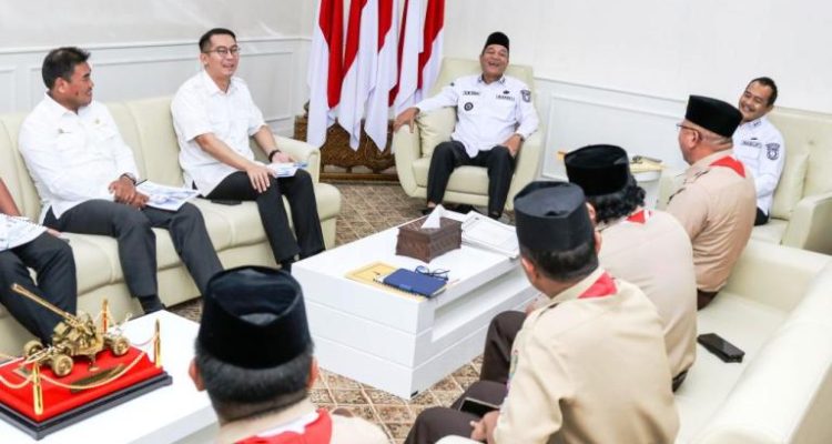 Bupati Kabupaten Musi Banyuasin, M. Toha, saat menerima audiensi jajaran pengurus Kwarcab Muba di Ruang Audiensi Bupati Kabupaten Muba, pada hari Rabu, tanggal 12 Maret 2025. (BEKISARMEDIA/SIKUMBANG)