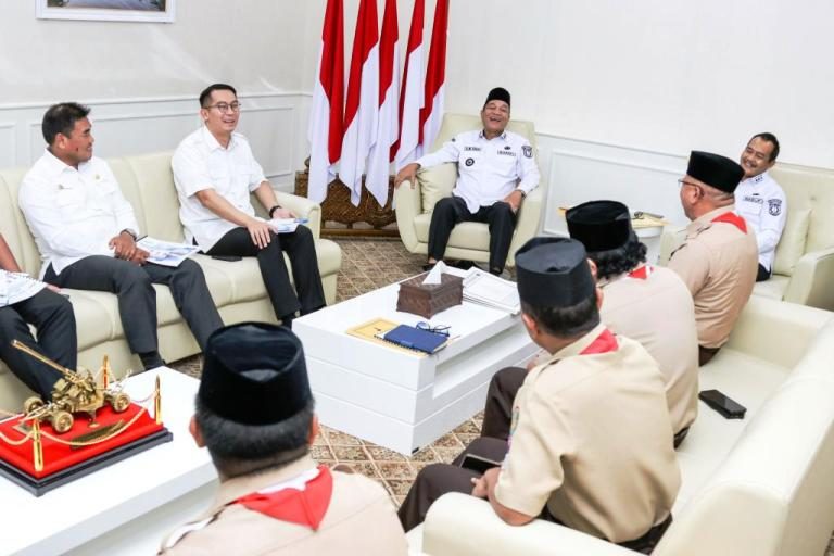 Bupati Kabupaten Musi Banyuasin, M. Toha, saat menerima audiensi jajaran pengurus Kwarcab Muba di Ruang Audiensi Bupati Kabupaten Muba, pada hari Rabu, tanggal 12 Maret 2025. (BEKISARMEDIA/SIKUMBANG)