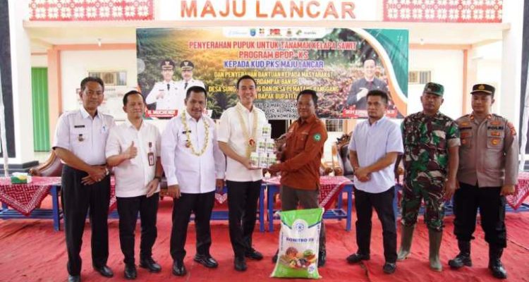 Bupati Kabupaten Ogan Komering Ilir, H. Muchendi, didampingi Wakil Bupati Kabupaten Ogan Komering Ilir, Supriyanto, saat menghadiri acara penyerahan bantuan pupuk kepada 415 petani sawit anggota Koperasi Unit Desa (KUD) PKS Maju Lancar, Desa Sedyo Mulyo, Kecamatan Mesuji Raya, pada hari Rabu, tanggal 12 Maret 2025. (BEKISARMEDIA/SIKUMBANG)