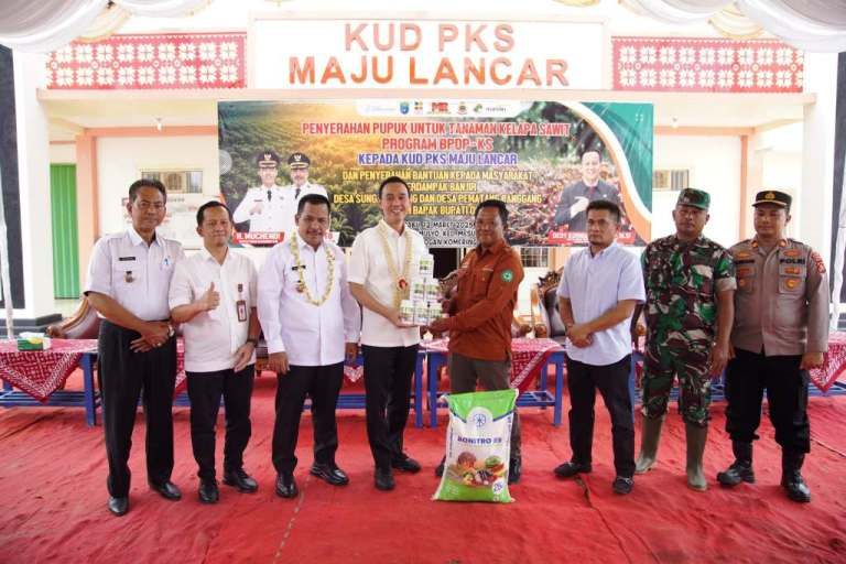 Bupati Kabupaten Ogan Komering Ilir, H. Muchendi, didampingi Wakil Bupati Kabupaten Ogan Komering Ilir, Supriyanto, saat menghadiri acara penyerahan bantuan pupuk kepada 415 petani sawit anggota Koperasi Unit Desa (KUD) PKS Maju Lancar, Desa Sedyo Mulyo, Kecamatan Mesuji Raya, pada hari Rabu, tanggal 12 Maret 2025. (BEKISARMEDIA/SIKUMBANG)