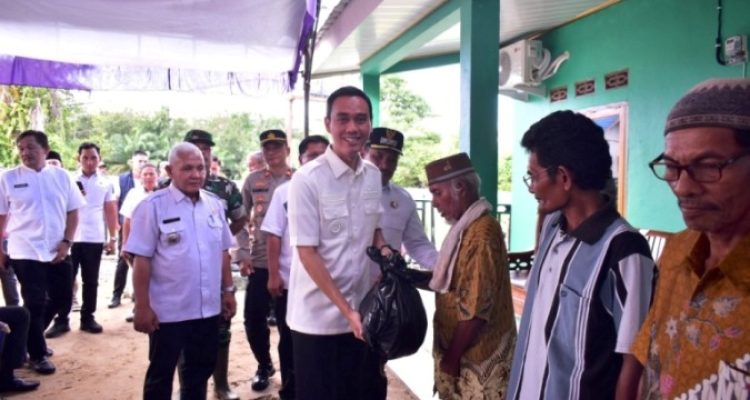 Bupati Kabupaten Ogan Komering Ilir, H. Muchendi, menyerahkan bantuan kepada warga terdampak banjir di Desa Pematang Panggang, Kecamatan Mesuji, pada hari Rabu, tanggal 12 Maret 2025. Sebanyak 20 rumah warga di desa tersebut, terdampak banjir akibat naiknya debit air Sungai Komering. (BEKISARMEDIA/SIKUMBANG)
