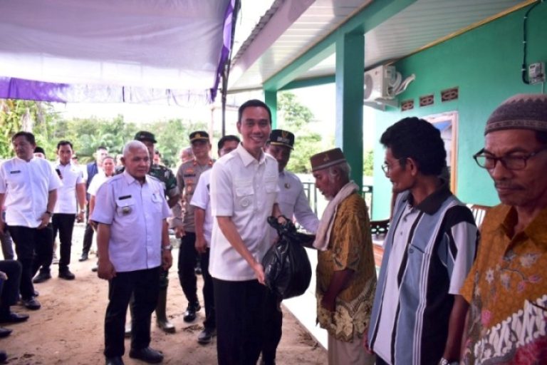 Bupati Kabupaten Ogan Komering Ilir, H. Muchendi, menyerahkan bantuan kepada warga terdampak banjir di Desa Pematang Panggang, Kecamatan Mesuji, pada hari Rabu, tanggal 12 Maret 2025. Sebanyak 20 rumah warga di desa tersebut, terdampak banjir akibat naiknya debit air Sungai Komering. (BEKISARMEDIA/SIKUMBANG)
