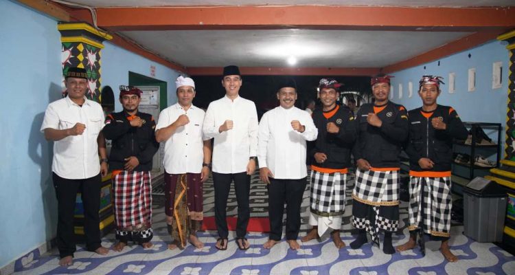 Umat Hindu di Kecamatan Lempuing, turut hadir pada Safari Ramadan yang digelar oleh Pemerintah Kabupaten (Pemkab) OKI di Padepokan Persaudaraan Setia Hati Terate (PSHT) Desa Dabuk Rejo, Kecamatan Lempuing, pada hari Rabu, tanggal 12 Maret 2025. (BEKISARMEDIA/SIKUMBANG)