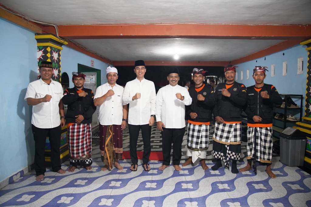 Umat Hindu di Kecamatan Lempuing, turut hadir pada Safari Ramadan yang digelar oleh Pemerintah Kabupaten (Pemkab) OKI di Padepokan Persaudaraan Setia Hati Terate (PSHT) Desa Dabuk Rejo, Kecamatan Lempuing, pada hari Rabu, tanggal 12 Maret 2025. (BEKISARMEDIA/SIKUMBANG)