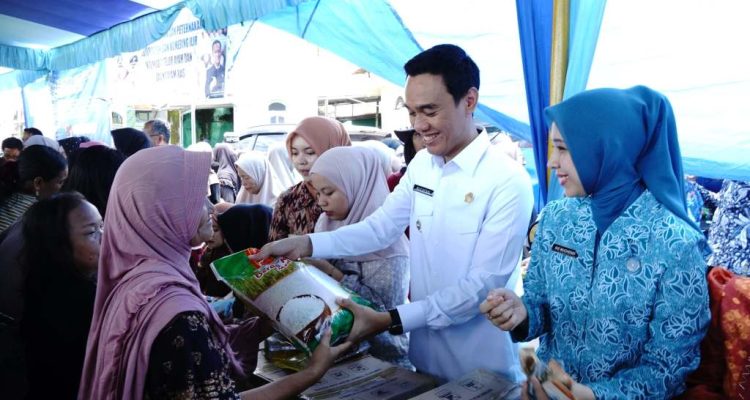 Bupati Kabupaten Ogan Komering Ilir, H. Muchendi, bersama Ketua Tim Penggerak PKK Kabupaten Ogan Komering Ilir, Ike Meilina, menghadiri Operasi Pasar yang digelar oleh Pemerintah Kabupaten Ogan Komering Ilir melalui Dinas Perdagangan, pada hari Kamis, tanggal 13 Maret 2025. (BEKISARMEDIA/SIKUMBANG)