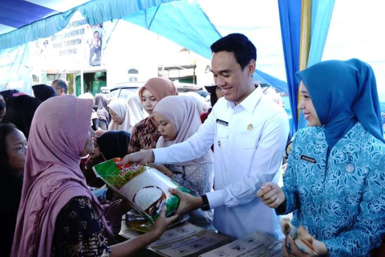 Bupati Kabupaten Ogan Komering Ilir, H. Muchendi, bersama Ketua Tim Penggerak PKK Kabupaten Ogan Komering Ilir, Ike Meilina, menghadiri Operasi Pasar yang digelar oleh Pemerintah Kabupaten Ogan Komering Ilir melalui Dinas Perdagangan, pada hari Kamis, tanggal 13 Maret 2025. (BEKISARMEDIA/SIKUMBANG)