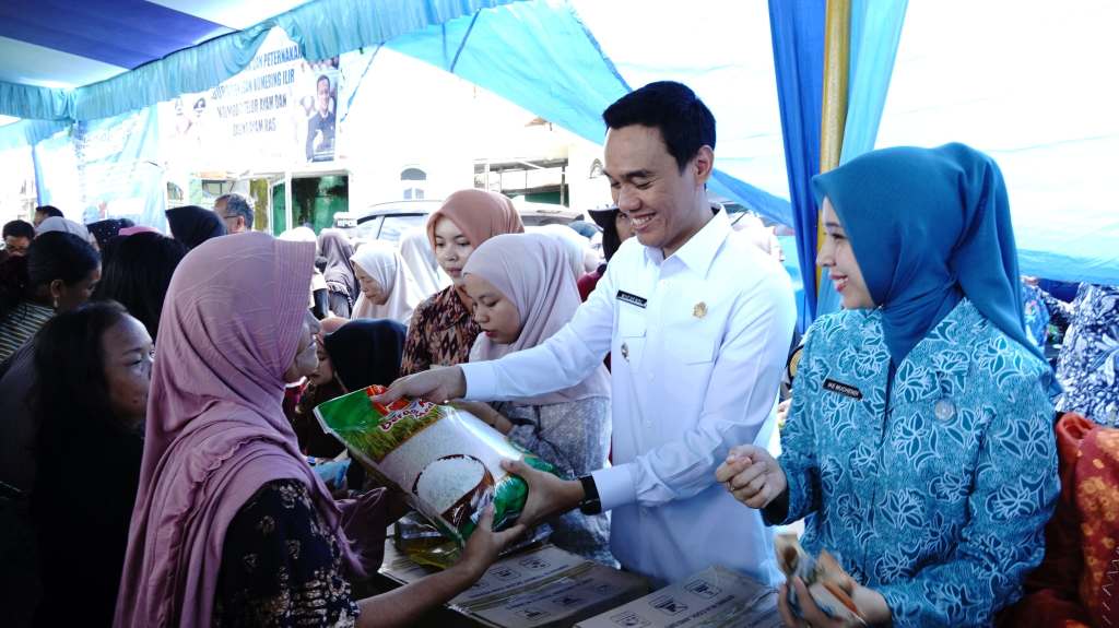 Bupati Kabupaten Ogan Komering Ilir, H. Muchendi, bersama Ketua Tim Penggerak PKK Kabupaten Ogan Komering Ilir, Ike Meilina, menghadiri Operasi Pasar yang digelar oleh Pemerintah Kabupaten Ogan Komering Ilir melalui Dinas Perdagangan, pada hari Kamis, tanggal 13 Maret 2025. (BEKISARMEDIA/SIKUMBANG)