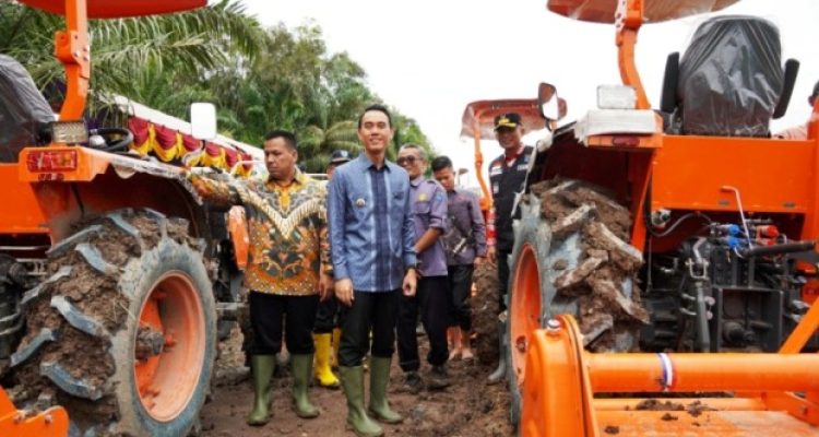 Bupati Kabupaten Ogan Komering Ilir, H. Muchendi, bersama Wakil Bupati Kabupaten Ogan Komering Ilir, Supriyanto, pada saat acara penyerahan bantuan Alsintan kepada Brigade pangan Kecamatan Air Sugihan, pada hari Jum'at, tanggal 14 Maret 2025. (BEKISARMEDIA/SIKUMBANG)