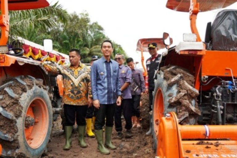 Bupati Kabupaten Ogan Komering Ilir, H. Muchendi, bersama Wakil Bupati Kabupaten Ogan Komering Ilir, Supriyanto, pada saat acara penyerahan bantuan Alsintan kepada Brigade pangan Kecamatan Air Sugihan, pada hari Jum'at, tanggal 14 Maret 2025. (BEKISARMEDIA/SIKUMBANG)