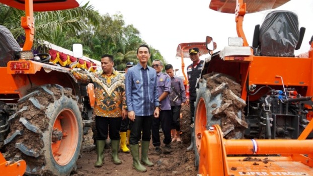 Bupati Kabupaten Ogan Komering Ilir, H. Muchendi, bersama Wakil Bupati Kabupaten Ogan Komering Ilir, Supriyanto, pada saat acara penyerahan bantuan Alsintan kepada Brigade pangan Kecamatan Air Sugihan, pada hari Jum'at, tanggal 14 Maret 2025. (BEKISARMEDIA/SIKUMBANG)