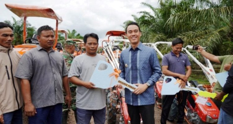 Bupati Kabupaten Ogan Komering Ilir, H. Muchendi, saat menghadiri acara penyerahan Alat Mesin Pertanian kepada para petani di Kecamatan Air Sugihan, pada hari Jum'at, tanggal 14 Maret 2025. (BEKISARMEDIA/SIKUMBANG)