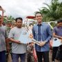 Bupati Kabupaten Ogan Komering Ilir, H. Muchendi, saat menghadiri acara penyerahan Alat Mesin Pertanian kepada para petani di Kecamatan Air Sugihan, pada hari Jum'at, tanggal 14 Maret 2025. (BEKISARMEDIA/SIKUMBANG)