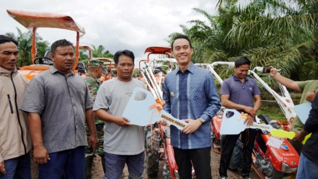 Bupati Kabupaten Ogan Komering Ilir, H. Muchendi, saat menghadiri acara penyerahan Alat Mesin Pertanian kepada para petani di Kecamatan Air Sugihan, pada hari Jum'at, tanggal 14 Maret 2025. (BEKISARMEDIA/SIKUMBANG)