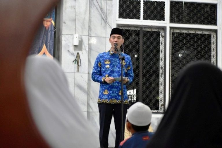Bupati Kabupaten Ogan Komering Ilir (OKI), H. Muchendi, menghadiri Peringatan Nuzulul Qur'an di Masjid Agung Sholihin Kayuagung, pada hari Senin, tanggal 17 Maret 2025. (BEKISARMEDIA/SIKUMBANG)