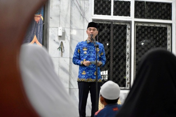 Bupati Kabupaten Ogan Komering Ilir (OKI), H. Muchendi, menghadiri Peringatan Nuzulul Qur'an di Masjid Agung Sholihin Kayuagung, pada hari Senin, tanggal 17 Maret 2025. (BEKISARMEDIA/SIKUMBANG)