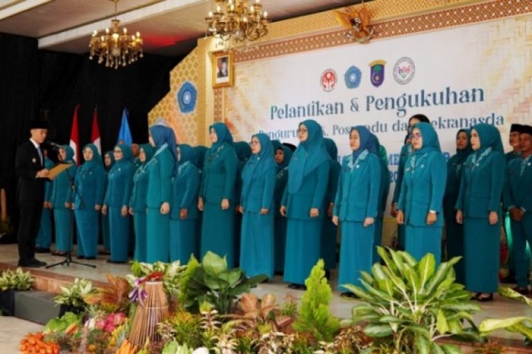 Bupati Kabupaten Ogan Komering Ilir (OKI), H. Muchendi, mengukuhkan pengurus Tim Penggerak (TP) Pemberdayaan Kesejahteraan Keluarga (PKK), Pembina Posyandu, dan Dewan Kerajinan Nasional Daerah (Dekranasda) Kabupaten OKI Masa Bakti 2025-2030, di Pendopo Kabupatenan OKI, pada hari Selasa, tanggal 18 Maret 2025. (BEKISARMEDIA/SIKUMBANG)