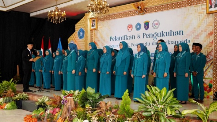 Bupati Kabupaten Ogan Komering Ilir (OKI), H. Muchendi, mengukuhkan pengurus Tim Penggerak (TP) Pemberdayaan Kesejahteraan Keluarga (PKK), Pembina Posyandu, dan Dewan Kerajinan Nasional Daerah (Dekranasda) Kabupaten OKI Masa Bakti 2025-2030, di Pendopo Kabupatenan OKI, pada hari Selasa, tanggal 18 Maret 2025. (BEKISARMEDIA/SIKUMBANG)