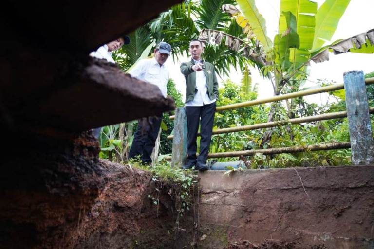 Bupati Kabupaten Ogan Komering Ilir (OKI), Muchendi Mahzsareki, sigap meninjau langsung jembatan rusak di Desa Kandis, Kecamatan Pampangan, pada hari Rabu pagi, tanggal 19 Maret 2025. (BEKISARMEDIA/SIKUMBANG)