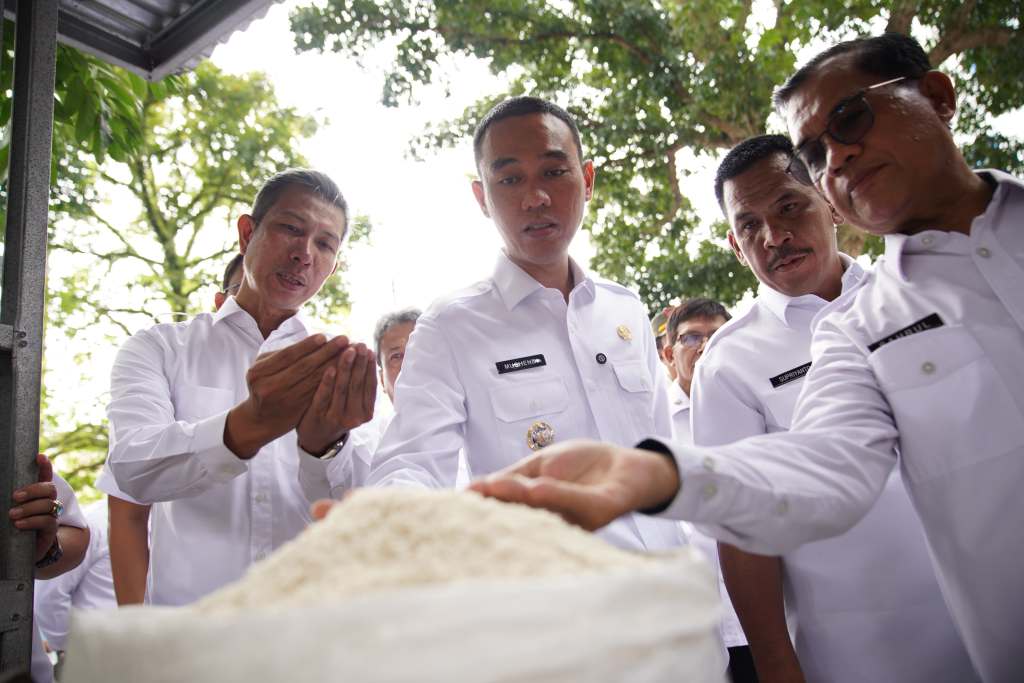 Bupati Kabupaten Ogan Komering Ilir (OKI), H. Muchendi, melakukan Inpeksi Mendadak (Sidak) di pasar dan sejumlah distributor di Kayuagung, pada hari Rabu, tanggal 19 Maret 2025.. (BEKISARMEDIA/SIKUMBANG)