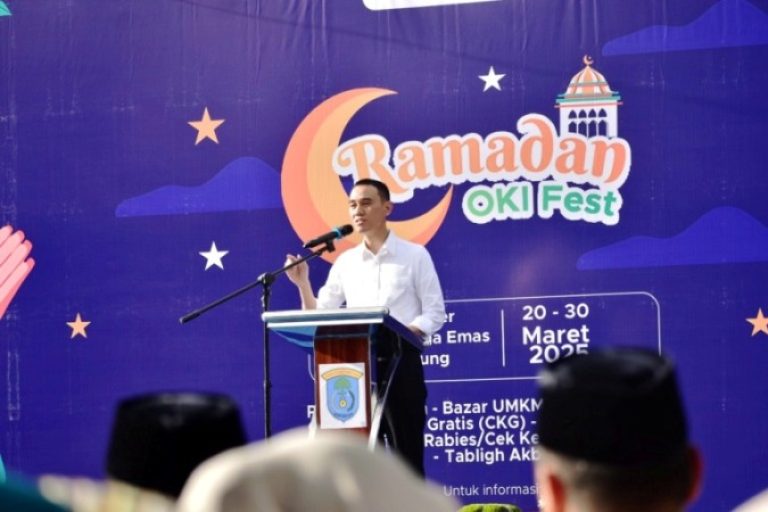 Bupati Kabupaten Ogan Komering Ilir, H. Muchendi Mahzareki, menghadiri acara Ramadhan OKI Fest tahun 2025 yang digelar di Taman Kuliner Kayuagung, pada hari Jum'at, tanggal 21 Maret 2025. (BEKISARMEDIA/SIKUMBANG)