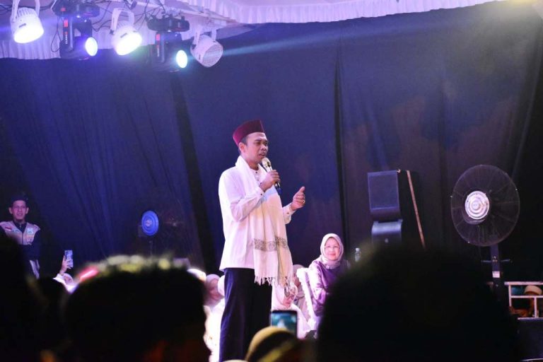 Ustadz Abdul Somad memberikan ceramah agama dalam rangka OKI Fest, yang dilaksanakan oleh Pemerintah Kabupaten Ogan Komering Ilir, di Taman Segi Tiga Emas, Kayuagung, pada hari Jum'at, tanggal 22 Maret 2025. (BEKISARMEDIA/SIKUMBANG)