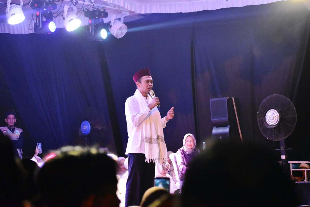 Ustadz Abdul Somad memberikan ceramah agama dalam rangka OKI Fest, yang dilaksanakan oleh Pemerintah Kabupaten Ogan Komering Ilir, di Taman Segi Tiga Emas, Kayuagung, pada hari Jum'at, tanggal 22 Maret 2025. (BEKISARMEDIA/SIKUMBANG)