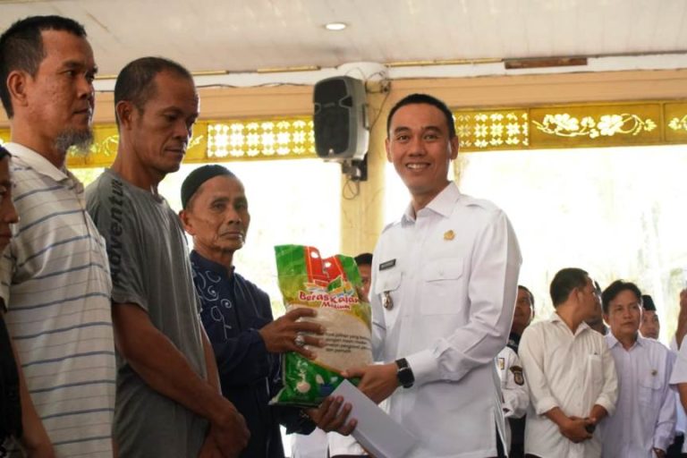 Bupati Kabupaten Ogan Komering Ilir, H. Muchendi, menyalurkan bantuan sebanyak 1.129 paket beras kepada warga kurang mampu dalam kecamatan Kayuagung, pada hari Rabu, tanggal 26 Maret 2025. (BEKISARMEDIA/SIKUMBANG)