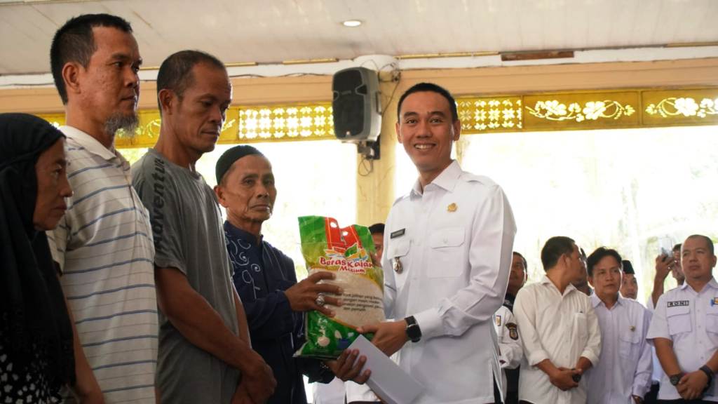 Bupati Kabupaten Ogan Komering Ilir, H. Muchendi, menyalurkan bantuan sebanyak 1.129 paket beras kepada warga kurang mampu dalam kecamatan Kayuagung, pada hari Rabu, tanggal 26 Maret 2025. (BEKISARMEDIA/SIKUMBANG)