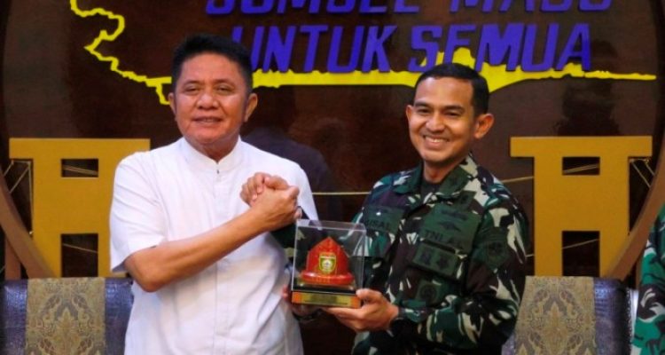 Gubernur Provinsi Sumatera Selatan (Sumsel), Herman Deru, menerima kedatangan Komandan Pangkalan Angkatan Laut (Lanal) Palembang, Kolonel Laut (P) Faisal, beserta jajaran, di Kantor Gubernur Sumsel, pada hari Jum'at, tanggal 7 Maret 2025. (BEKISARMEDIA/OYONG HAIRUDIN)