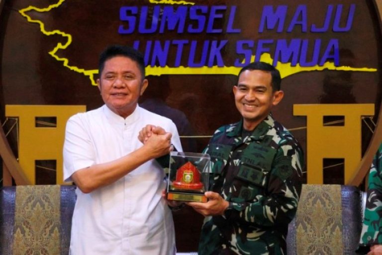 Gubernur Provinsi Sumatera Selatan (Sumsel), Herman Deru, menerima kedatangan Komandan Pangkalan Angkatan Laut (Lanal) Palembang, Kolonel Laut (P) Faisal, beserta jajaran, di Kantor Gubernur Sumsel, pada hari Jum'at, tanggal 7 Maret 2025. (BEKISARMEDIA/OYONG HAIRUDIN)