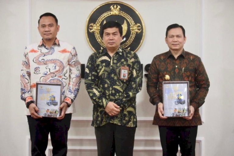 Ketua Dewan Perwakilan Rakyat Daerah (DPRD) Provinsi Sumatera Selatan (Sumsel), Andie Dinialdie, menerima Penyerahan Laporan Hasil Pemeriksaan (LHP) Kinerja atas pengelolaan Anggaran Pendapatan dan Belanja Daerah (APBD), dalam rangka mendukung Pembangunan Nasional Tahun Anggaran 2023 hingga Semester 1 Tahun 2024, pada Pemerintah Provinsi Sumsel. (BEKISARMEDIA/SIKUMBANG)