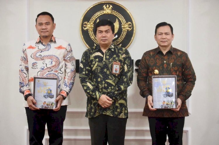 Ketua Dewan Perwakilan Rakyat Daerah (DPRD) Provinsi Sumatera Selatan (Sumsel), Andie Dinialdie, menerima Penyerahan Laporan Hasil Pemeriksaan (LHP) Kinerja atas pengelolaan Anggaran Pendapatan dan Belanja Daerah (APBD), dalam rangka mendukung Pembangunan Nasional Tahun Anggaran 2023 hingga Semester 1 Tahun 2024, pada Pemerintah Provinsi Sumsel. (BEKISARMEDIA/SIKUMBANG)
