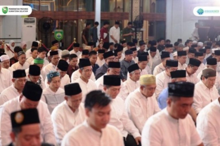 Ketua Dewan Perwakilan Rakyat Daerah (DPRD) Provinsi Sumatera Selatan (Sumsel), Andie Dinialdie, menghadiri acara penutupan pengajian Ramadhan tahun 1.446 Hijriah antar Forum Komunikasi Pimpinan Daerah (Forkopimda), yang diselenggarakan oleh Pemerintah Provinsi (Pemprov) Sumsel. (BEKISARMEDIA/SIKUMBANG)