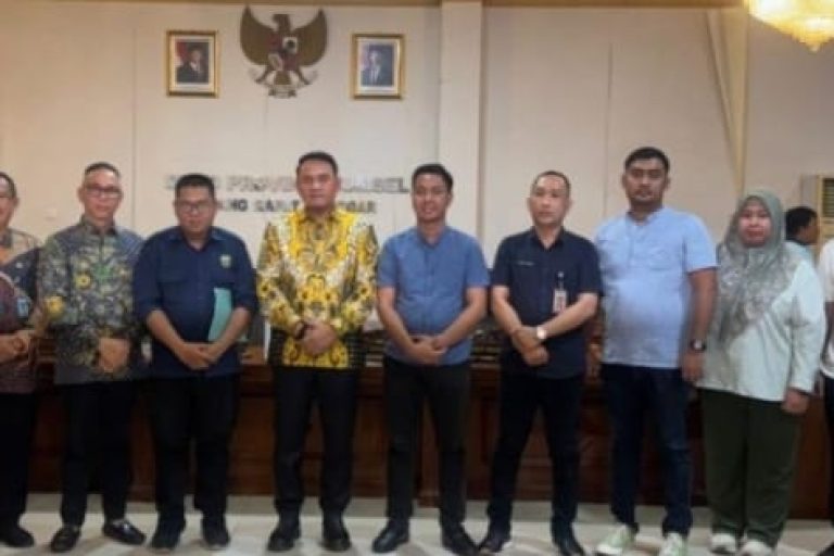 Ketua Dewan Perwakilan Rakyat Daerah (DPRD) Provinsi Sumatera Selatan (Sumsel), Andie Dinialdie, menerima perwakilan tenaga honorer dari berbagai Organisasi Perangkat Daerah (OPD) di lingkungan Pemerintah Provinsi (Pemprov) Sumsel, pada hari Jum'at, tanggal 10 Januari 2025. (BEKISARMEDIA/SIKUMBANG)