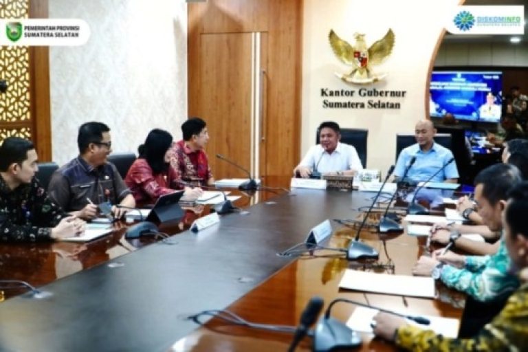 Gubernur Provinsi Sumatera Selatan (Sumsel), Herman Deru, menerima audiensi Walikota Lubuk Linggau, Rachmat Hidayat, beserta jajaran, di Ruang Rapat Gubernur Sumsel, pada hari Kamis, tanggal 20 Maret 2025. (BEKISARMEDIA/SIKUMBANG)