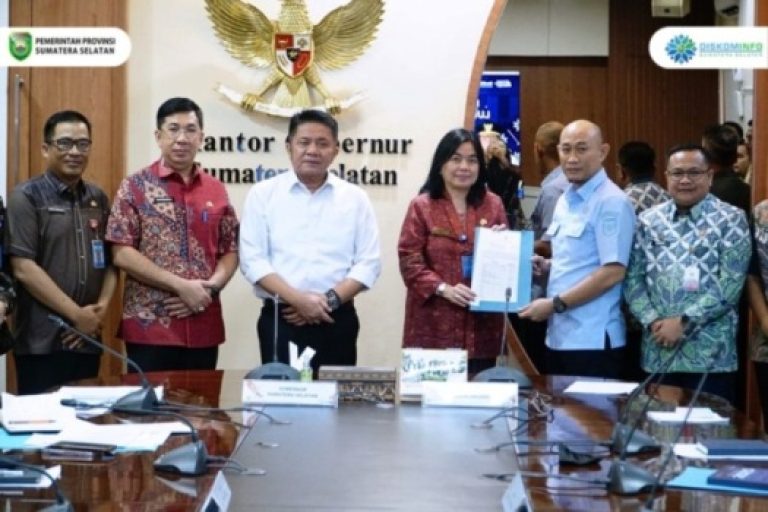 Gubernur Provinsi Sumatera Selatan (Sumsel), Herman Deru, menerima audiensi Walikota Lubuk Linggau, Rachmat Hidayat, beserta jajaran, di Ruang Rapat Gubernur Sumsel, pada hari Kamis, tanggal 20 Maret 2025. (BEKISARMEDIA/SIKUMBANG)