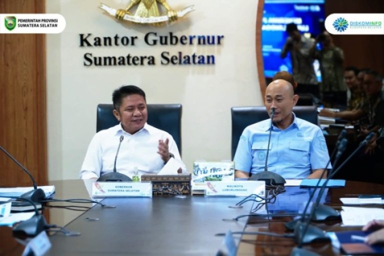 Gubernur Provinsi Sumatera Selatan (Sumsel), Herman Deru, menerima audiensi Walikota Lubuk Linggau, Rachmat Hidayat, beserta jajaran, di Ruang Rapat Gubernur Sumsel, pada hari Kamis, tanggal 20 Maret 2025. (BEKISARMEDIA/SIKUMBANG)