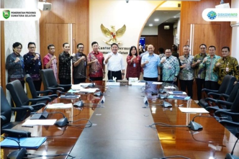 Gubernur Provinsi Sumatera Selatan (Sumsel), Herman Deru, menerima audiensi Walikota Lubuk Linggau, Rachmat Hidayat, beserta jajaran, di Ruang Rapat Gubernur Sumsel, pada hari Kamis, tanggal 20 Maret 2025. (BEKISARMEDIA/SIKUMBANG)