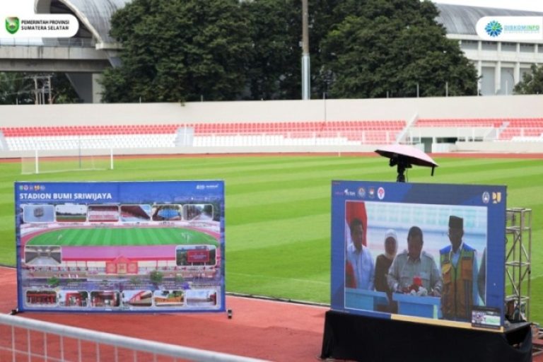 Gubernur Provinsi Sumatera Selatan (Sumsel), Herman Deru, didampingi Wakil Gubernur Sumsel, Cik Ujang, menghadiri Renovasi dan Pembangunan 17 Stadion sepak bola yang dilakukan oleh Presiden Republik Indonesia, Prabowo Subianto, secara virtual, pada hari Senin, tanggal 17 Maret 2025. (BEKISARMEDIA/SIKUMBANG)
