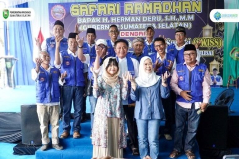 Gubernur Provinsi Sumatera Selatan (Sumsel) didampingi langsung oleh Ketua Tim Penggerak Pemberdayaan Kesejahteraan Keluarga (PKK) Sumsel dan Anggota Dewan Perwakilan Daerah (DPD) Republik Indonesia menghadiri Safari Ramadhan tahun 2025 dengan menyapa secara langsung warga yang tergabung di dalam Forum Seputar Wilayah Simpang Sungki (SWISS). Palembang, pada hari Sabtu, tanggal 15 Maret 2025. (BEKISARMEDIA/SIKUMBANG)