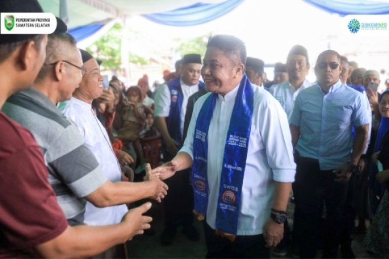 Gubernur Provinsi Sumatera Selatan (Sumsel) didampingi langsung oleh Ketua Tim Penggerak Pemberdayaan Kesejahteraan Keluarga (PKK) Sumsel dan Anggota Dewan Perwakilan Daerah (DPD) Republik Indonesia menghadiri Safari Ramadhan tahun 2025 dengan menyapa secara langsung warga yang tergabung di dalam Forum Seputar Wilayah Simpang Sungki (SWISS). Palembang, pada hari Sabtu, tanggal 15 Maret 2025. (BEKISARMEDIA/SIKUMBANG)